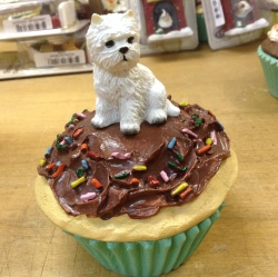 小さなカップケーキにいろんな犬種の小さなフィギュアが乗ってます。