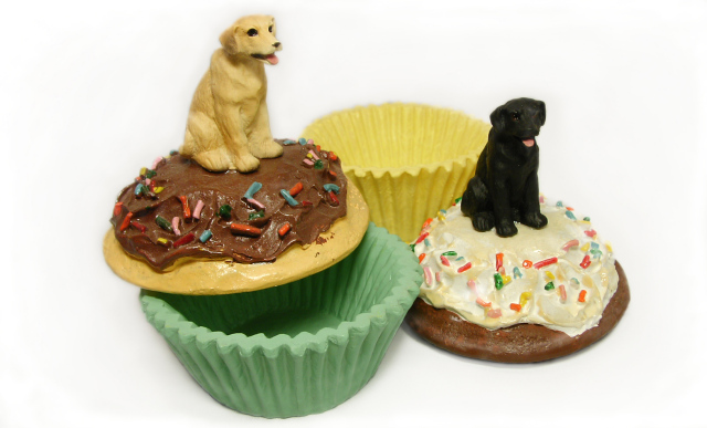 小さなカップケーキにいろんな犬種の小さなフィギュアが乗ってます。